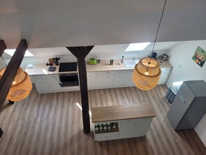 Fridge, oven, stovetop, coffee/tea maker