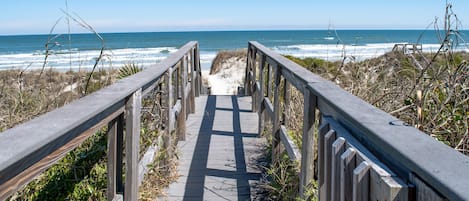 在海滩、沙滩毛巾