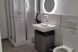 Chuveiro, toalhas de banho