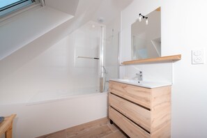 Dusche, Haartrockner, Handtücher