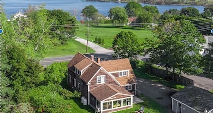 Ocean View, minutes from downtown Rockland, sleeps 7