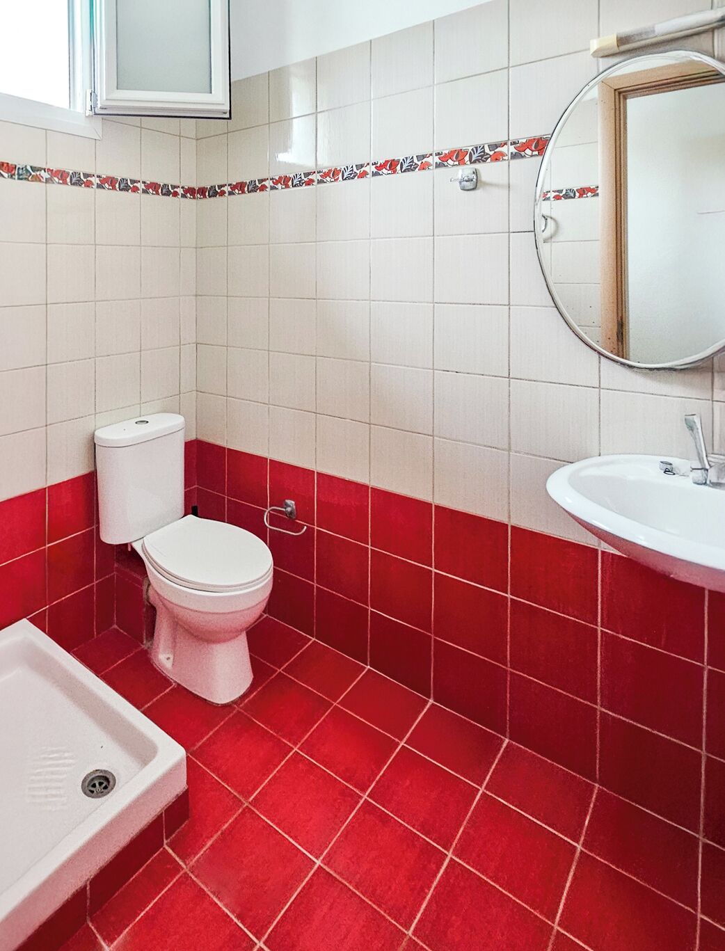 Ein Badezimmer mit Toilette, Waschbecken und Badewanne.