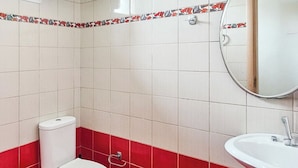Dusj, hårføner og håndklær