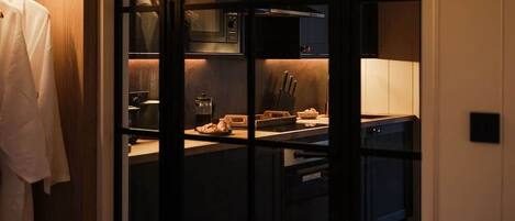 Geladeira, micro-ondas, fogão, cooktop