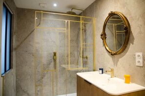 Shower, hair dryer, towels, soap - La Maison des Maraichers - The city in the country (Colmar)