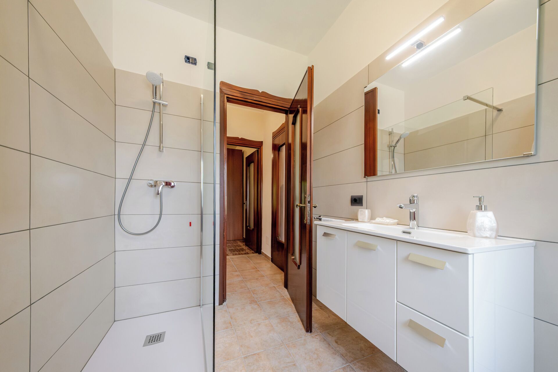Een douche, een bidet, zeep, toiletpapier