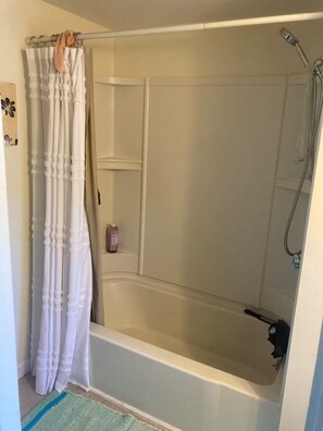 Eco-friendly toiletries, hair dryer, bidet, towels - The Wild Yard Home (South Portland)