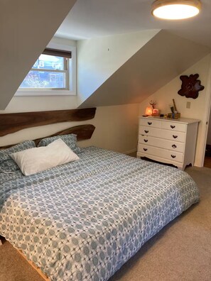 1 bedroom, iron/ironing board, WiFi, bed sheets - The Wild Yard Home (South Portland)