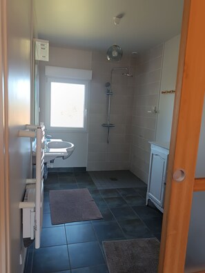 Shower, hair dryer, towels, soap - Ti Mammig. (Kerlouan)