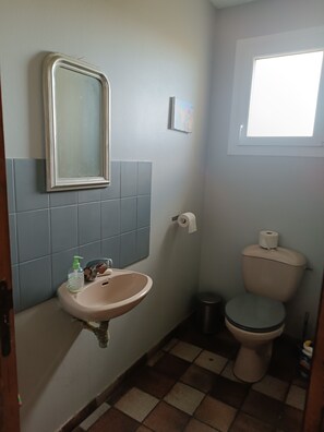 Shower, hair dryer, towels, soap - Ti Mammig. (Kerlouan)