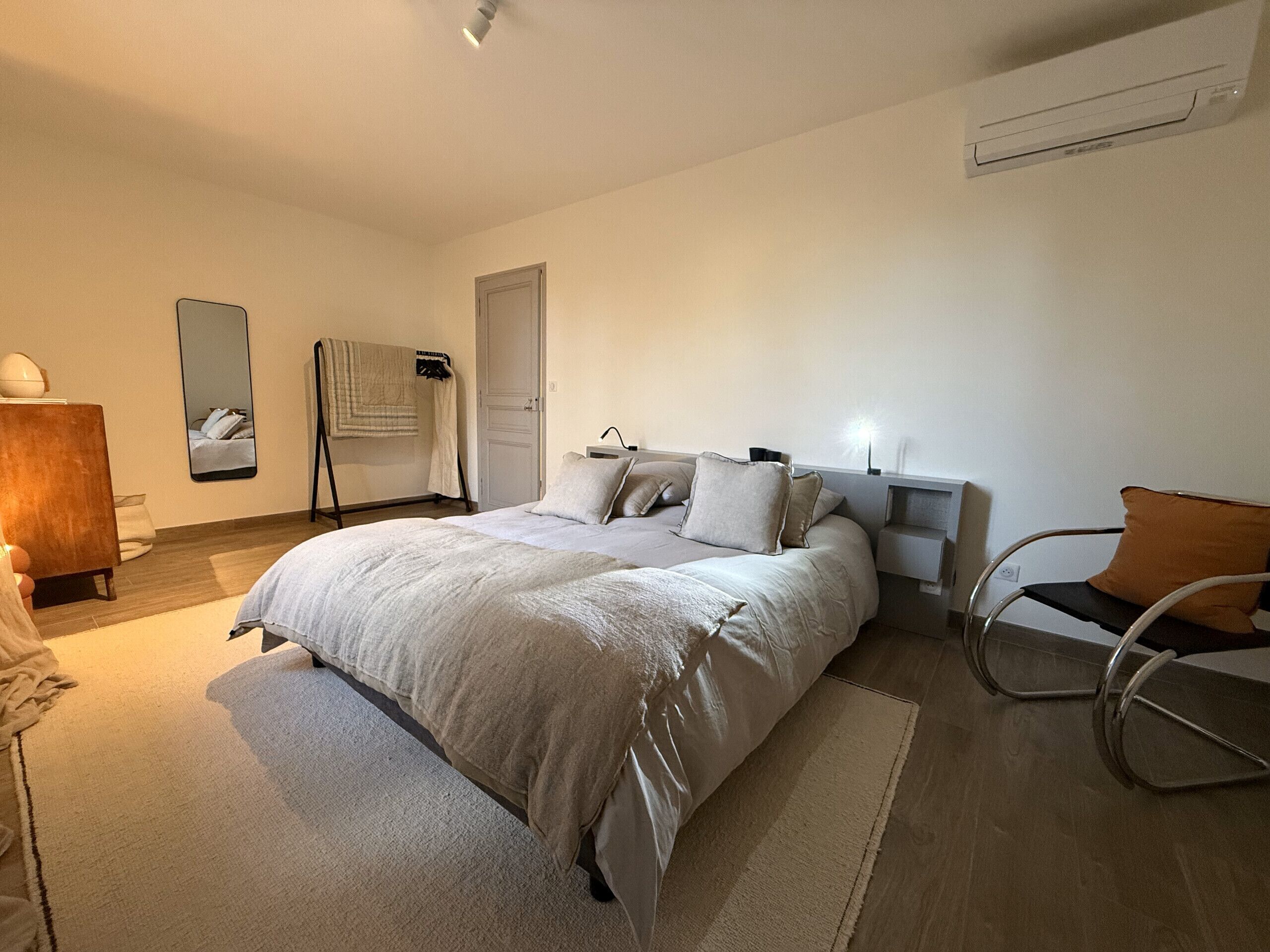 3 slaapkamers, een strijkplank/strijkijzer, gratis wifi, beddengoed