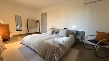 3 slaapkamers, een strijkplank/strijkijzer, gratis wifi, beddengoed