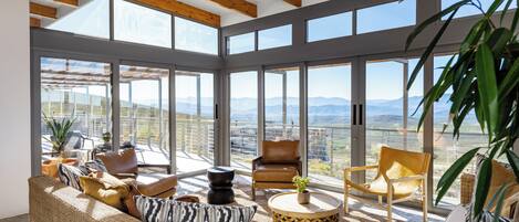 Televisión de 21 pulgadas con canales vía satélite y chimenea