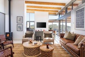 21-inch TV with satellite channels, fireplace