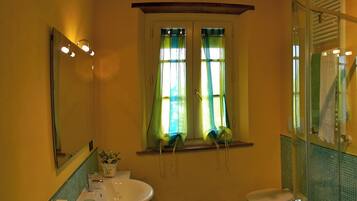 Dusche, Haartrockner, Bidet, Handtücher