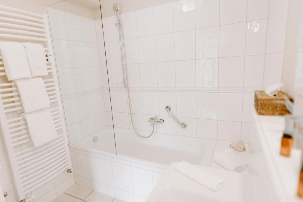 Habitación doble, vista al mar | Baño | Secadora de cabello, toallas, jabón, shampoo 
