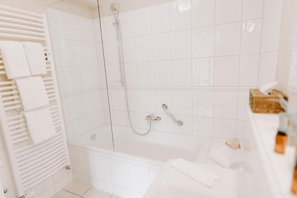 Habitación doble, vista al mar | Baño | Secadora de cabello, toallas, jabón, shampoo