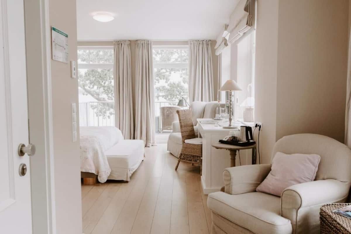 Superior Double Room, Sea View | Hypo-allergenic bedding, free WiFi, bed sheets