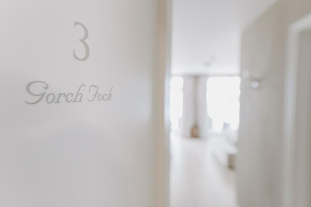 A hallway with a sign reading "3 Gorch Fock".