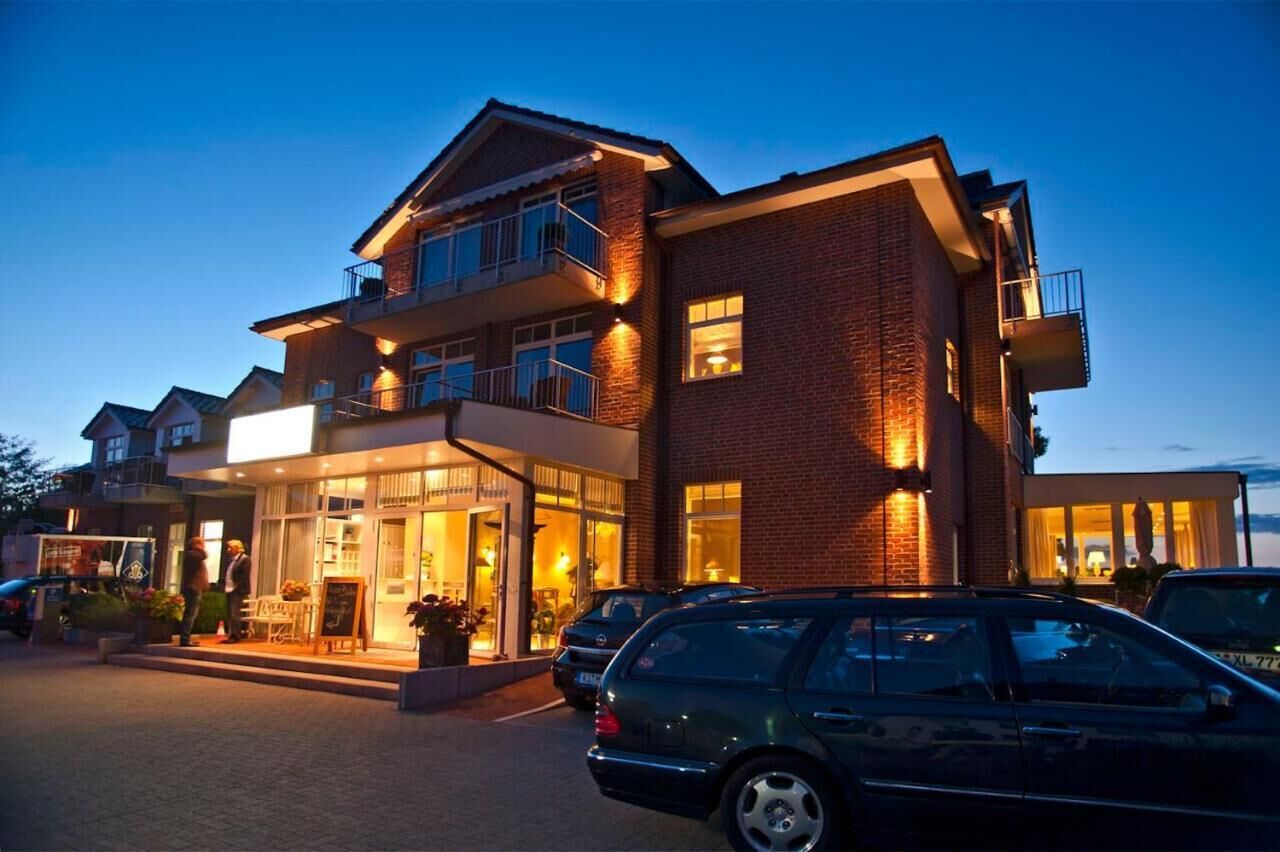 Un hôtel à plusieurs étages, doté d’un restaurant au rez-de-chaussée et d’un parking.