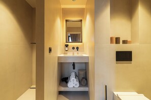 Buồng tắm vòi sen, khăn tắm, xà phòng, dầu gội