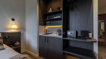 Tallelokero huoneessa, pimennysverhot, silitysrauta/-lauta