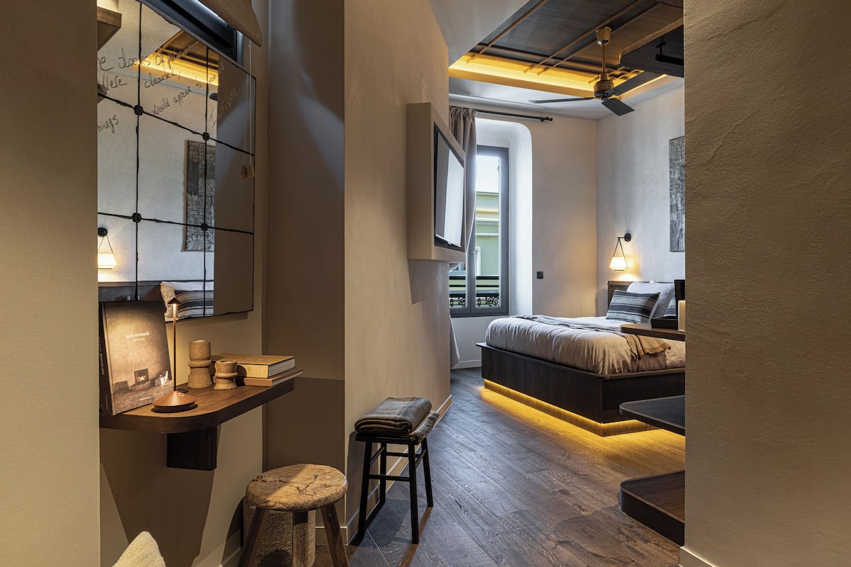 Phòng đôi Deluxe | Két bảo mật tại phòng, màn/rèm cản sáng, bàn ủi/dụng cụ ủi quần áo