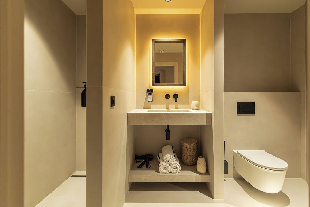 Shower, towels, soap, shampoo