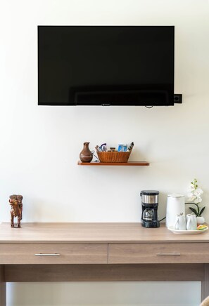 Family Suite, Kitchen, Courtyard View | Interior