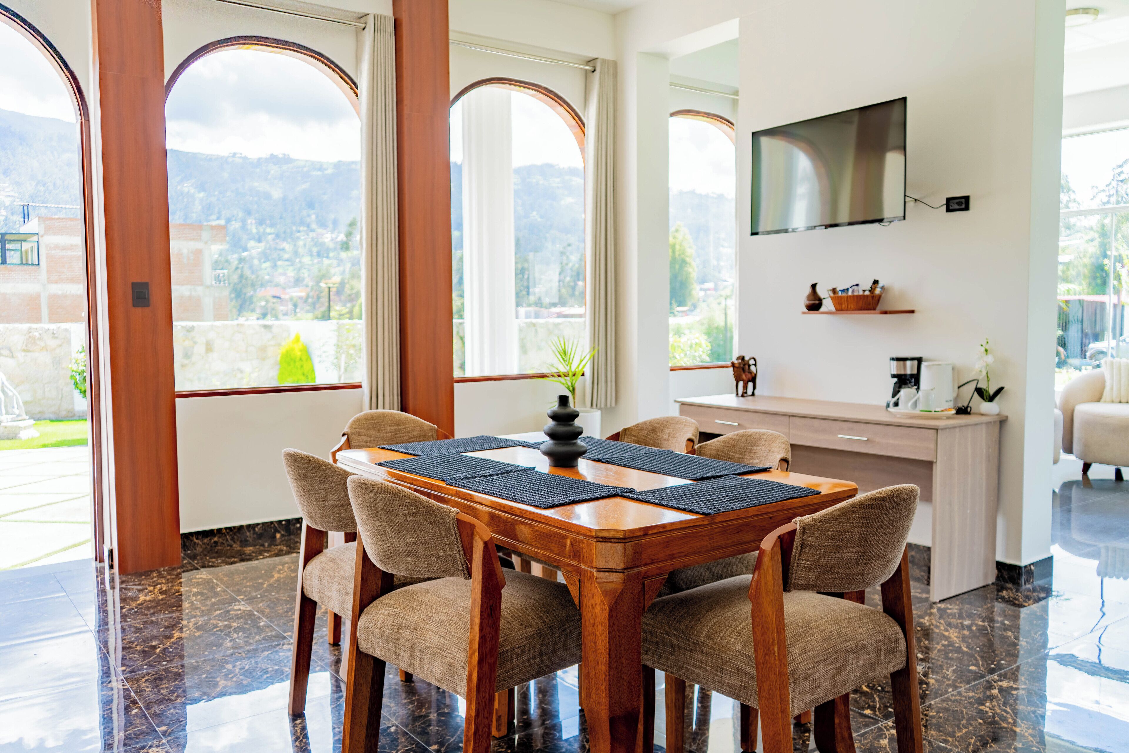 Family Suite, Kitchen, Courtyard View | Dining