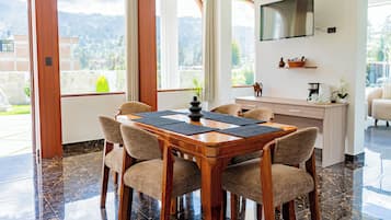 Family Suite, Kitchen, Courtyard View | Dining