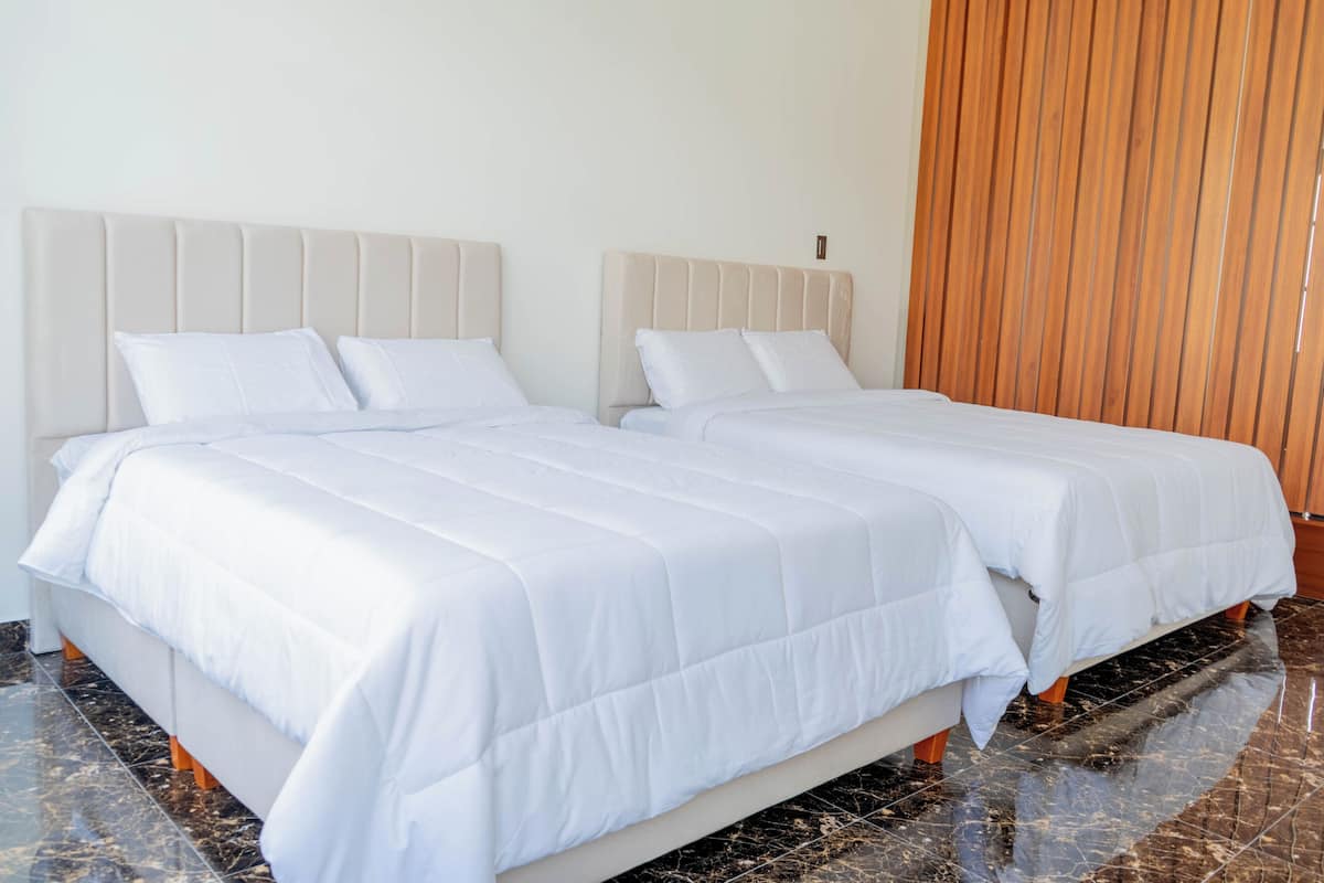 Suite familiale, cuisine, vue sur la cour intérieure | Bureau, espace de travail pour ordinateurs portables