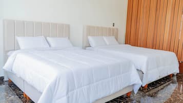 Escritorio, espacio para trabajar con laptop y wifi gratis