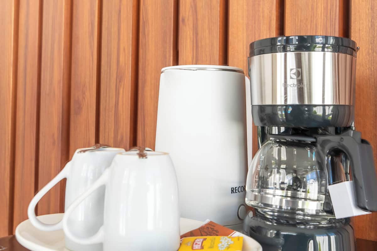 Suite Junior, patio, vue sur la piscine | Café et/ou machine à café