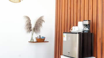 Suite junior, patio, vistas a la piscina | Interior