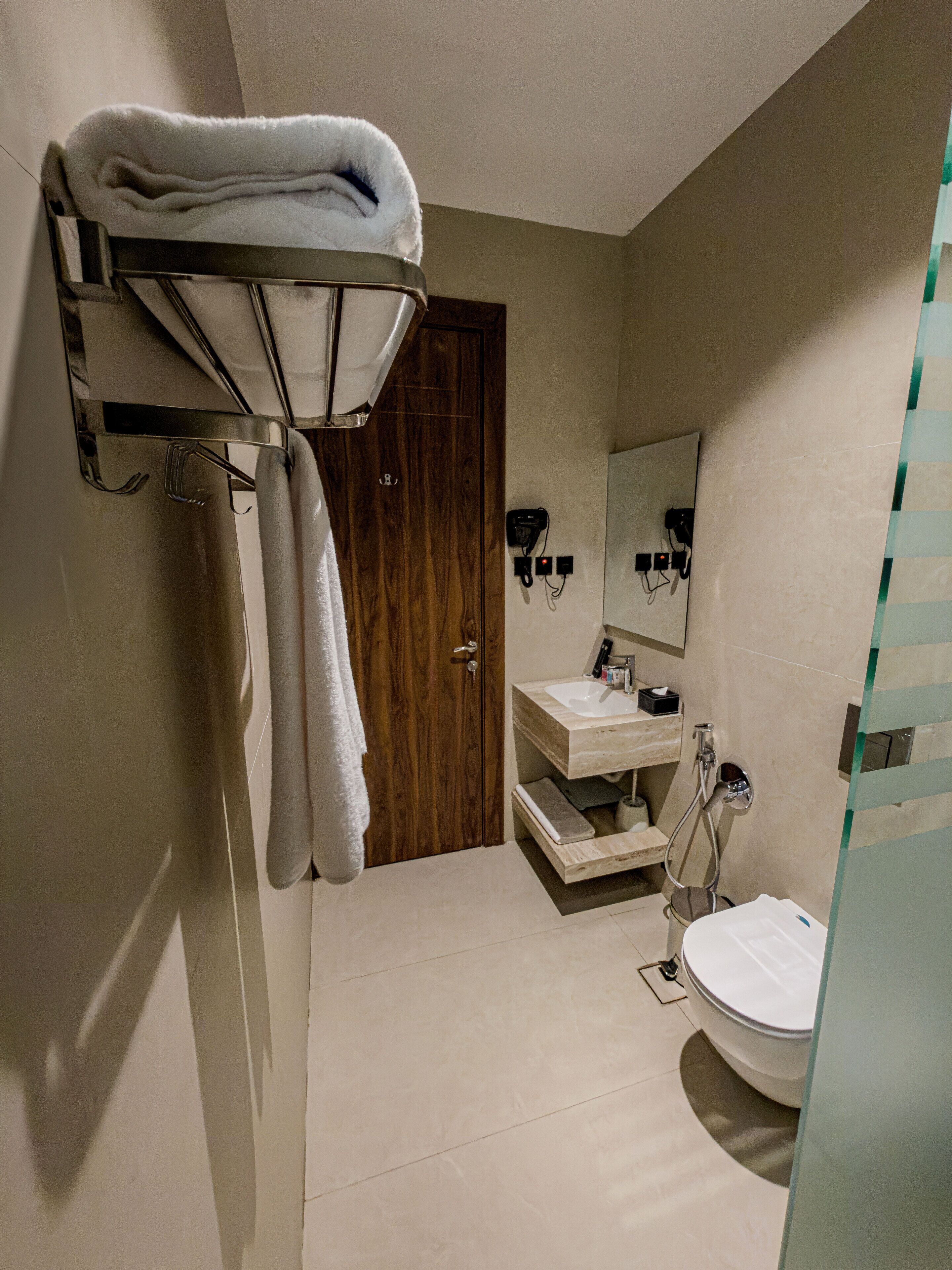 Apartment | Bathroom | Shower, hair dryer, towels, soap