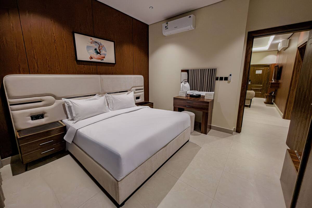 Caja de seguridad en la habitación y tabla de planchar con plancha