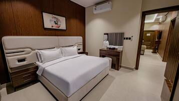 Apartment | In-room safe, iron/ironing board, free WiFi