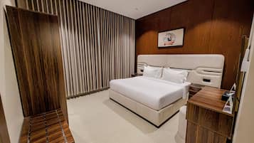 Caja de seguridad en la habitación y tabla de planchar con plancha