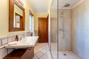 Shower, hair dryer, towels - Villa Serena (Almancil)