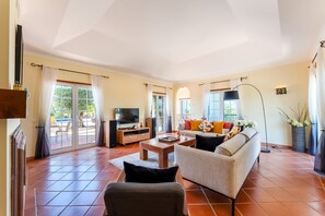 TV - Villa Serena (Almancil)
