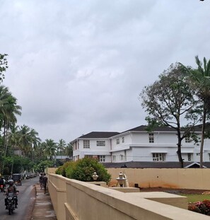 Unclassified image, 4 of 35, button