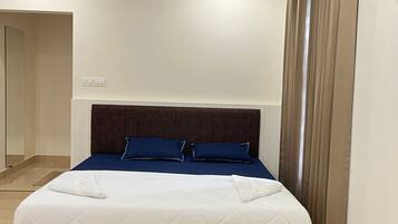 Escritorio, espacio para trabajar con laptop y wifi gratis