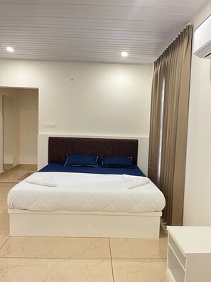 Työpöytä, kannettavalle tietokoneelle sopiva työtila, ilmainen Wi-Fi