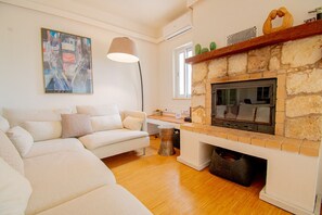TV, fireplace - Vivenda Liberdade, fabulous 3 bedroom villa in tranquil setting (Carvoeiro)