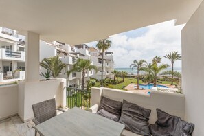 Outdoor dining - Apartment '203 Arruzafa Sea View' with Sea View, Wi-Fi and Air Conditioning (Las Lagunas de Mijas)