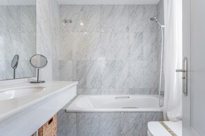 Shower, hair dryer, towels - Apartment '203 Arruzafa Sea View' with Sea View, Wi-Fi and Air Conditioning (Las Lagunas de Mijas)