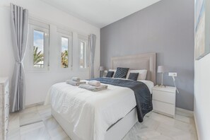 3 bedrooms, iron/ironing board, WiFi, bed sheets - Apartment '203 Arruzafa Sea View' with Sea View, Wi-Fi and Air Conditioning (Las Lagunas de Mijas)