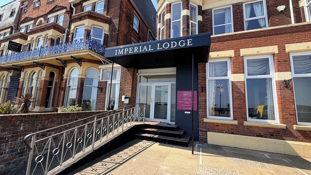 Un edificio con un letrero que dice 'Imperial Lodge'.