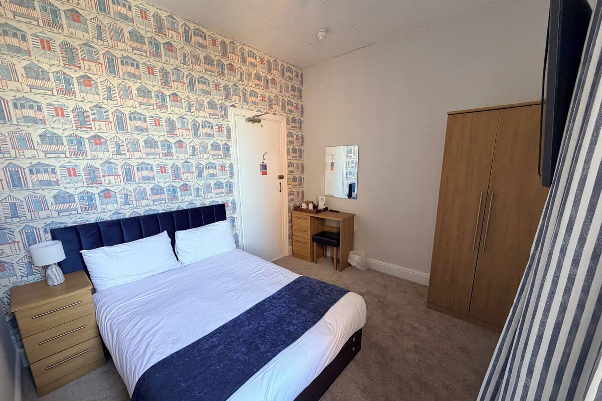 Cosy Double Room | Desk, blackout drapes, iron/ironing board, free WiFi